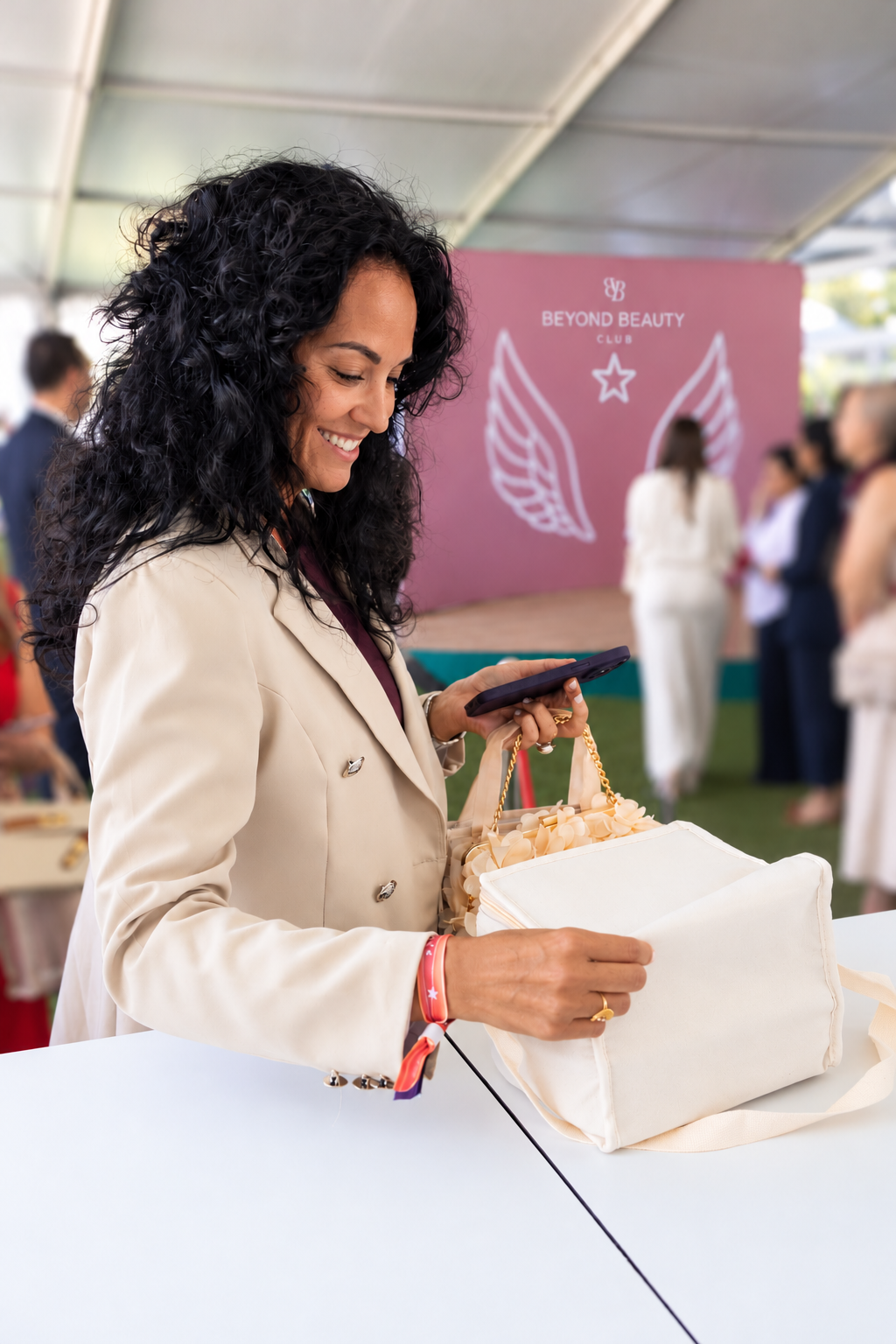 Cristina con americana beige durante un evento de Beyond Beauty Club